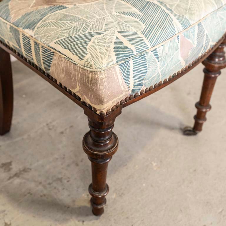 Silla colonial con rueditas delanteras para retapizar - imagen 2