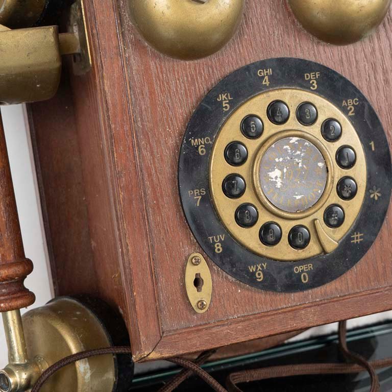 Teléfono de pared antiguo con detalles - imagen 2
