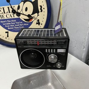 Lote de 9 piezas: 2 relojes de pared, cantimplora naranja, radio y más - imagen 6