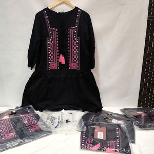 Lote siguiente: Lote de 8 Vestidos Negros Bordados para Dama