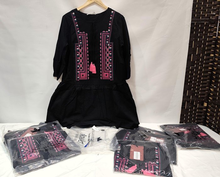 Lote de 8 Vestidos Negros Bordados para Dama
