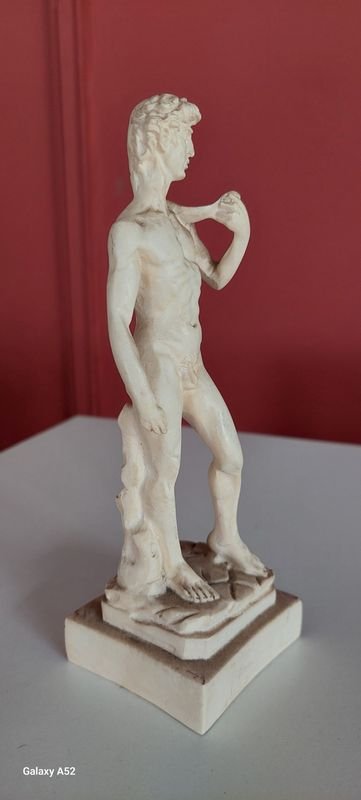 Estatua de hombre sin cabeza - imagen 4