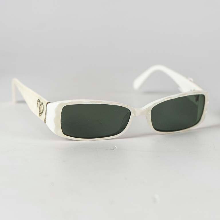 Lote siguiente: Lentes de sol Valeria Loves en excelente condición