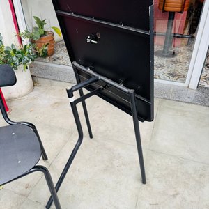 Lote #001 – Mesa de metal plegable más dos sillas de diseño en metal apilables – 60x60x72cm	Lote #001 – Mesa de metal plegable más dos sillas de diseño en metal apilables – 60x60x72cm - imagen 4