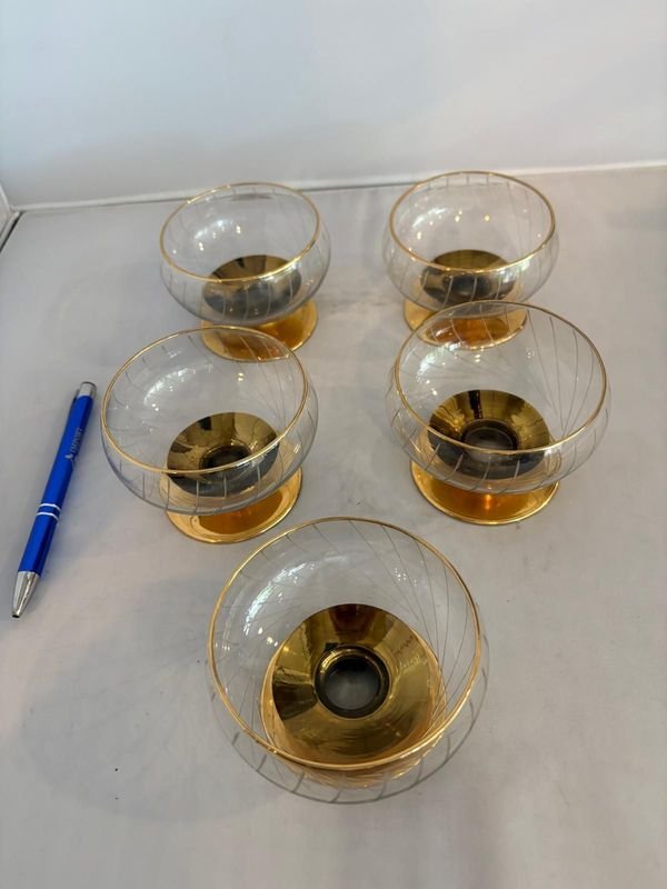 Lote anterior: Copas de vidrio claro con base dorada