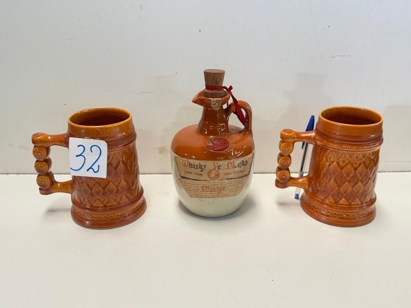 Lote anterior: Jarras y Botella Céreo Antigua para Whisky