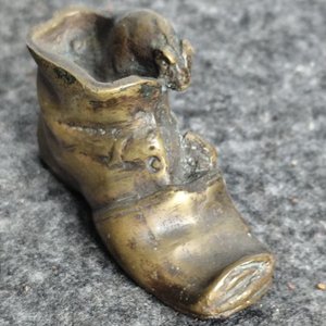 Jarróncito con tapa y porta fósforo de bronce macizo - imagen 7