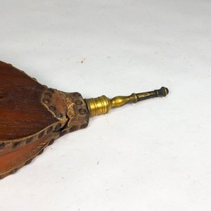 Soplador de Madera y Cuero con Apliques de Bronce - imagen 4