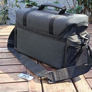 Bolso Acolchado Para Cámara o Equipo Audiovisual Marca ZAMKO, con Correa, Cierres y Divisiones Interiores - Con detalles de Uso - imagen 4