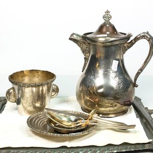 Bandeja Rectangular con Cafetera, Taza, Platos y Cucharas de Metal Plateado - imagen 3