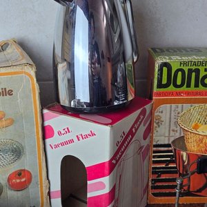 Conjunto Variado de Utensilios de Cocina: Tetera, Pasapurés y Más - imagen 3