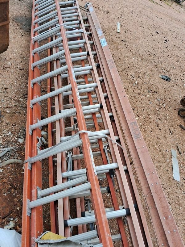 Escalera Extensible en Aluminio con Ruedas y Carga Máxima de 136 kg - imagen 2
