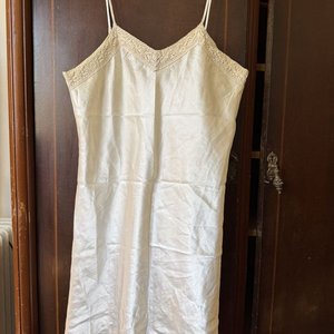 Lote de 3 Prendas: Camisón Estampado, Camisón Satinado Crudo y Blusa de Encaje Blanca - imagen 5