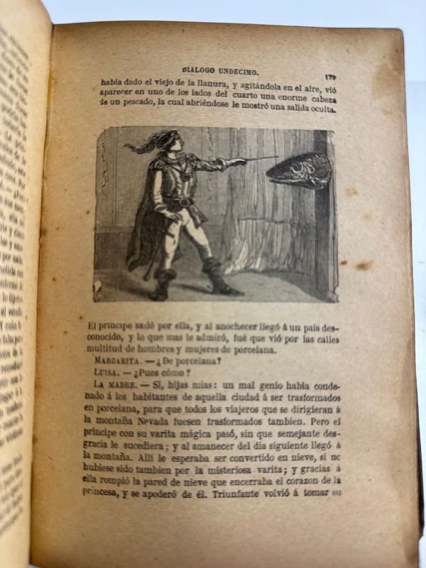 Libro antiguo con ilustraciones de castillos y manos de plata - imagen 4