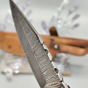 Cuchillo con Hoja Estilo Damasco y Empuñadura de Madera y Bronce con Vaina - imagen 9