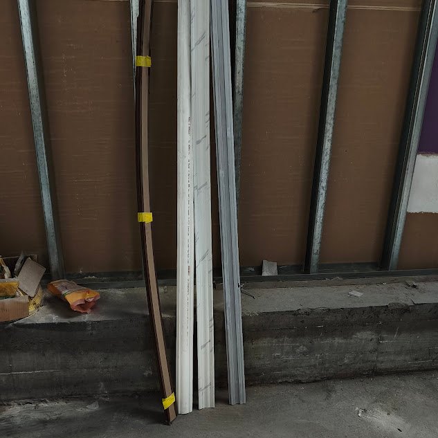 Lote de Perfiles y Listones Largos de Varios Acabados