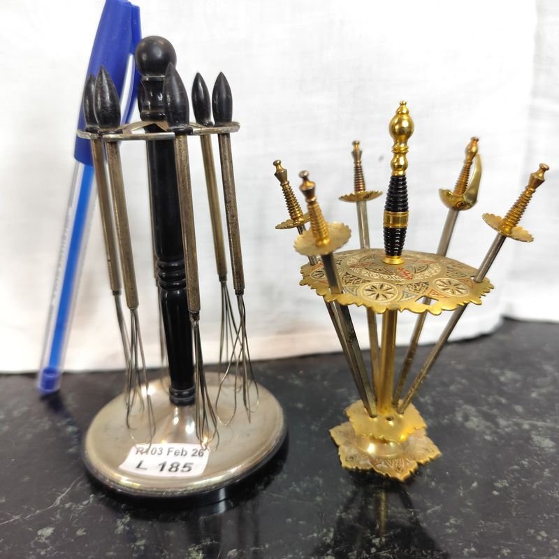 Lote siguiente: Juego de pinchos para copetín en metal con diseño damasquino