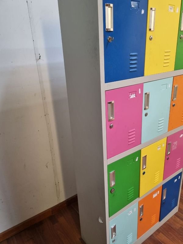 Almacén de 12 puertas en buen estado - imagen 4