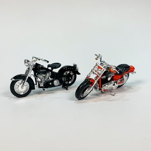 Dos Maquetas Maisto Harley Davidson: CVO Fat Bob Naranja (2009) y Hydra Glide Negra (1953) - imagen 2