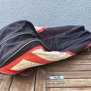 Dos bolsos o fundas para raquetas de tenis marca Babolat, de diferentes modelos y colores, con cierres; usados, con desgaste y señales de uso visibles. - imagen 10