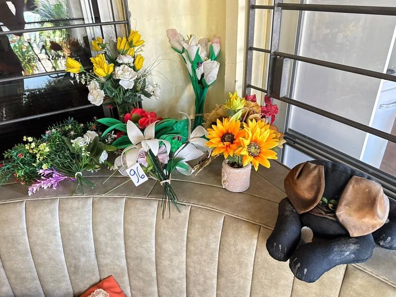 Ramos de flores artificiales en arreglos - imagen 2