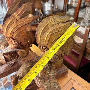 Pareja de Gallos Decorativos en Bronce con Bases de Madera Antigua - imagen 10