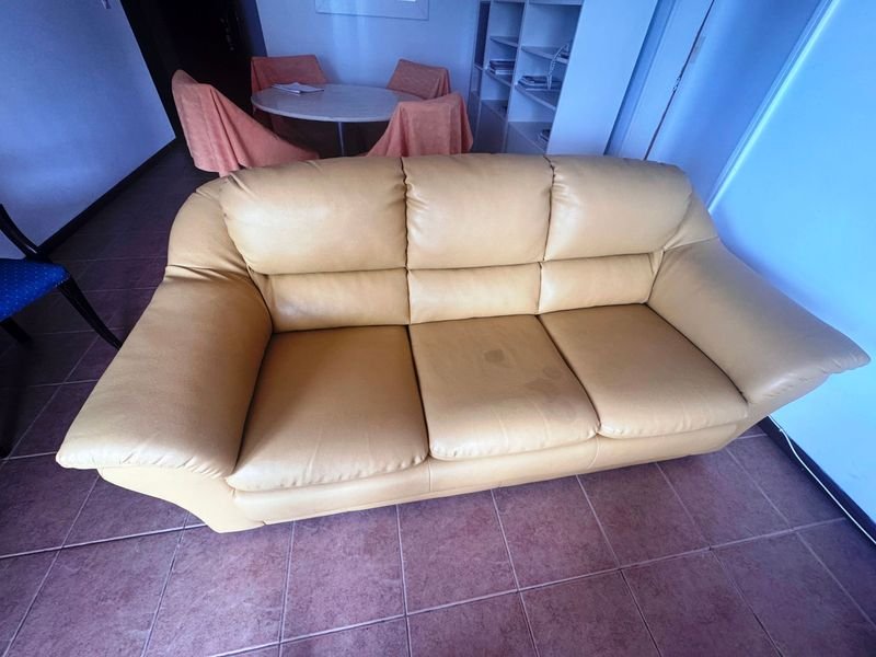 Silla de cuero de tres cuerpos en buen estado - imagen 2