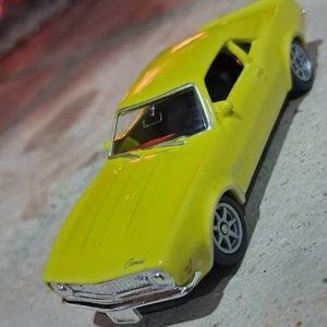 Auto Coleccionable de Metal Amarillo - imagen 1