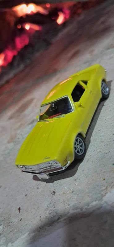 Auto Coleccionable de Metal Amarillo