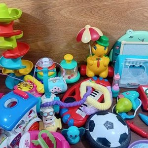 Lote Variado de Juguetes Infantiles: Pelota, Teclado, Figuras y Más - imagen 8