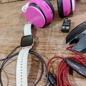 Auriculares Rosados, Smartwatch Blanco, Mouse Gamer, Audífonos Inalámbricos y Soporte Metálico Vintage - imagen 2