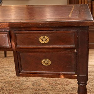 Escritorio Clásico de Madera Oscura con Fileteado y Cajones Ornamentales - imagen 3