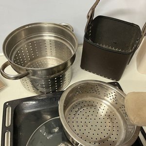 Lote de 5 Artículos de Cocina y Hogar: Asadera, Colador, Matera, Soporte Plancha y Balde - imagen 7