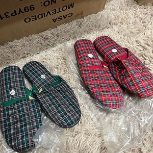Lote de Más de 60 Pares de Pantuflas y Mocasines Variados - imagen 3