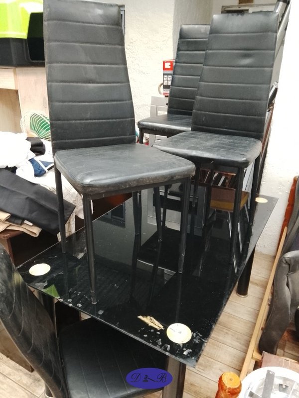 Mesa de Comedor con Tapa de Vidrio y 4 Sillas Negras