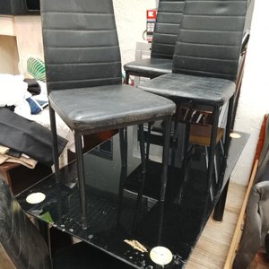 Lote siguiente: Mesa de Comedor con Tapa de Vidrio y 4 Sillas Negras