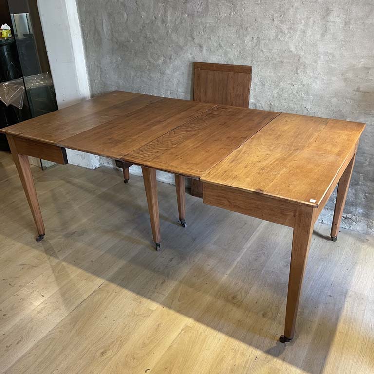 Lote siguiente: Mesa de comedor en cedro con ruedas - Medidas: 186x106x82cm