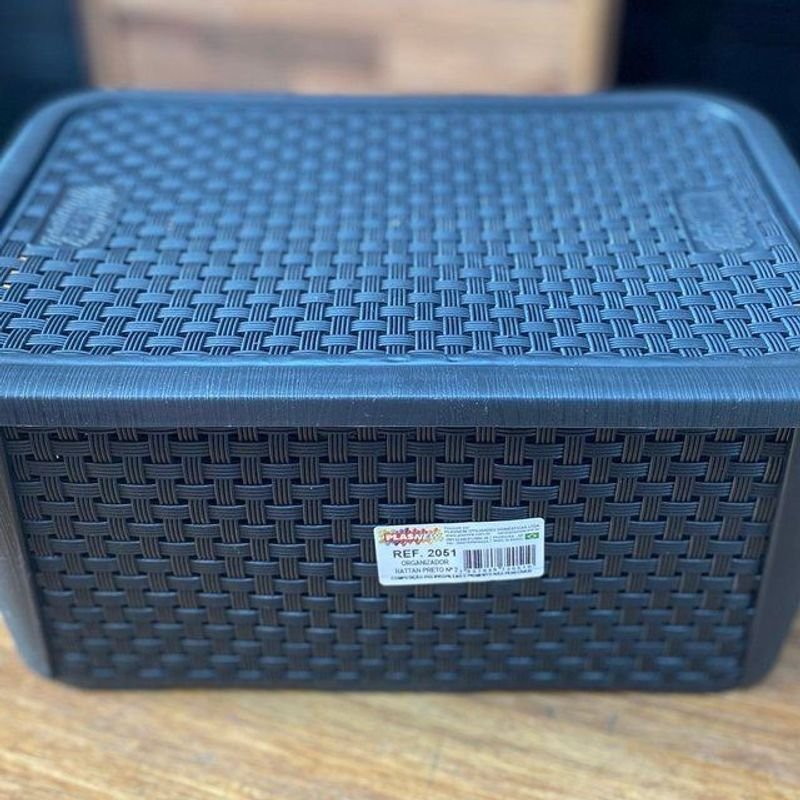 Lote siguiente: Caja de Metal con Etiqueta y Texto en Negro