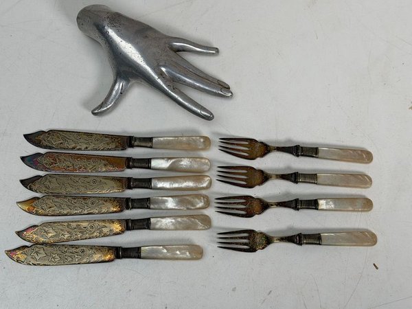 Juego de Cubiertos para Pescado con Mango de Nácar y Detalles Grabados
