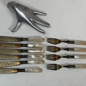 Juego de Cubiertos para Pescado con Mango de Nácar y Detalles Grabados - imagen 1