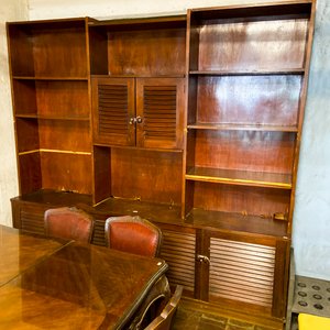 Lote anterior: Estantería Modular de Madera Oscura con Puertas y Compartimentos