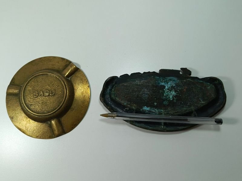 Par de ceniceros en bronce con logotipos y monumento a la carreta - imagen 4