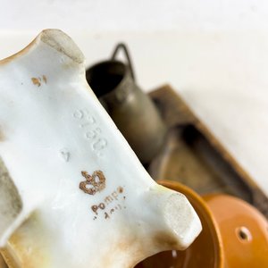 Lote de 6 piezas: copetinero de madera, colador de té, salero, figura de porcelana y más - imagen 4