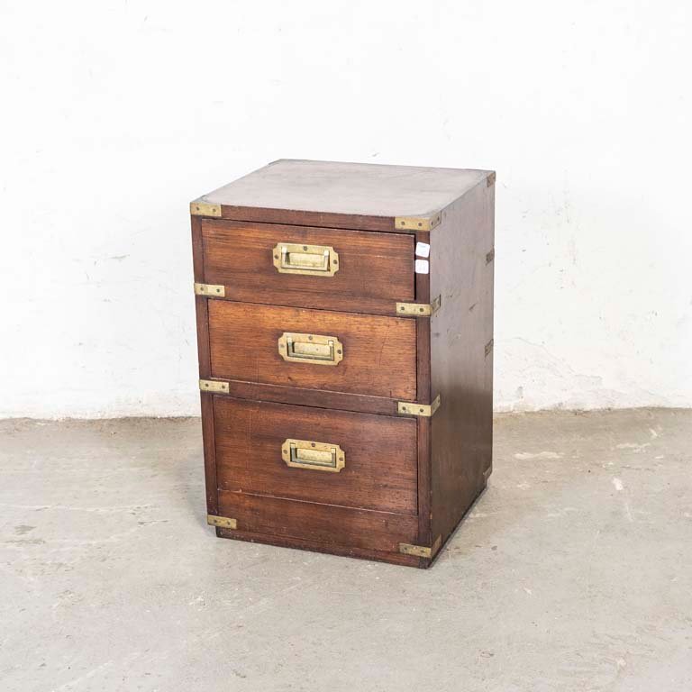 Lote anterior: Cajonero de madera con tres cajones y accesorios de bronce