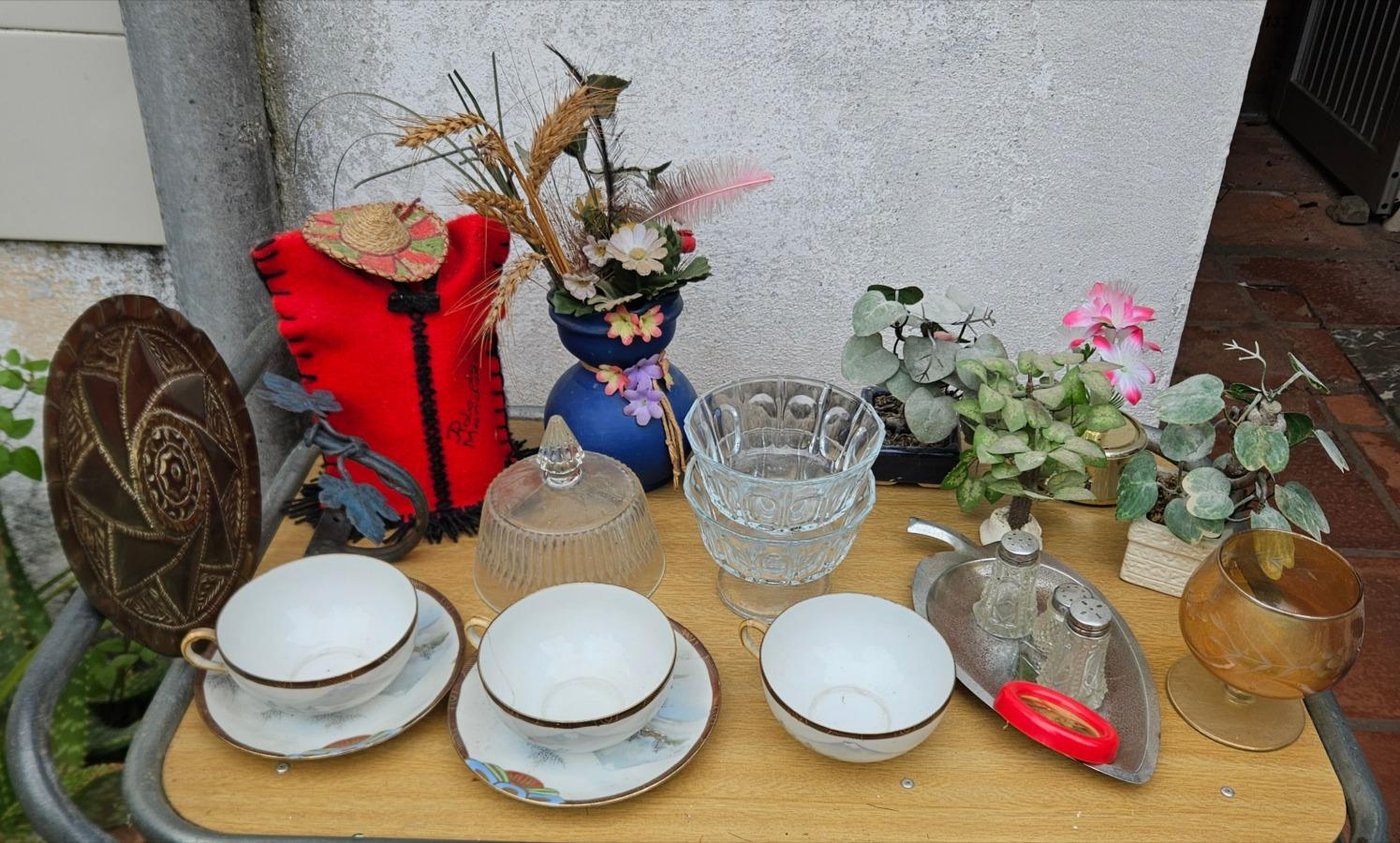 Conjunto de Tazas de Té y Adornos Varios