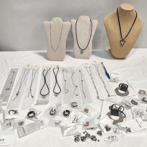 Lote anterior: Lote de 50 Piezas de Joyería Nueva en Acero Quirúrgico: Collares, Aretes y Pulseras