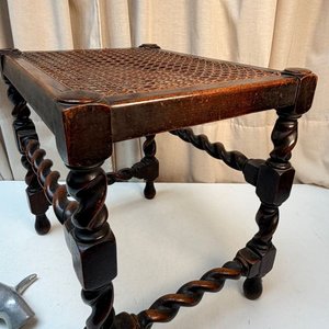 Taburete Antiguo de Madera Torneada con Asiento de Caña Fischel - imagen 6