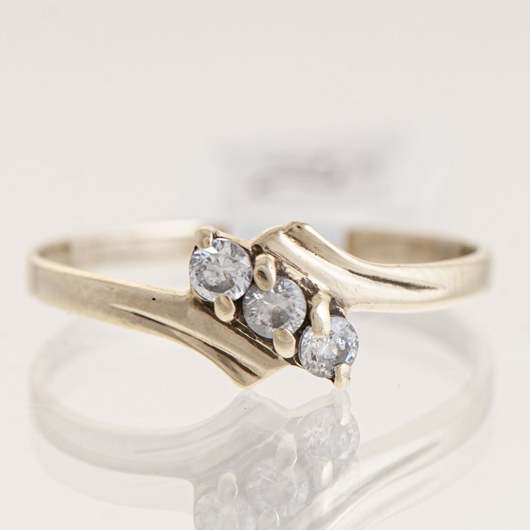 Anillo de oro con tres diamantes - imagen 1