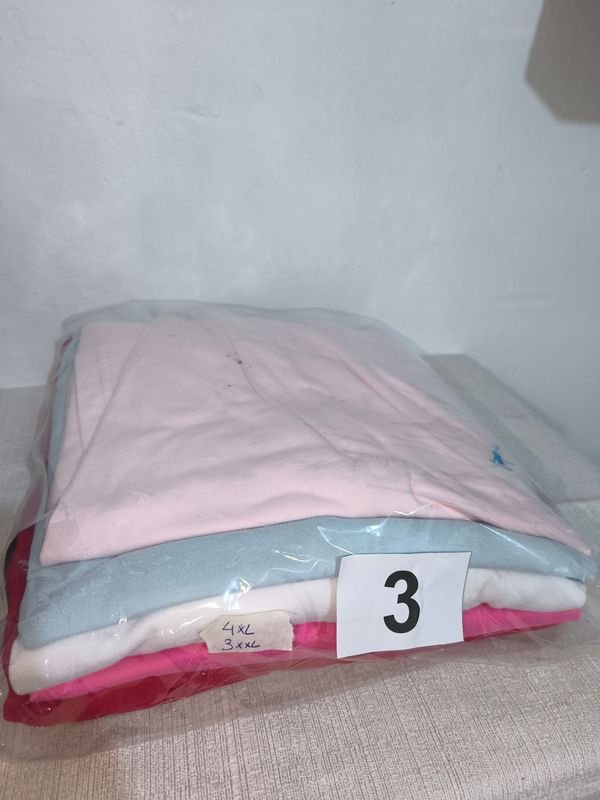 Colección de camisetas y ropa en diferentes colores y diseños - imagen 2