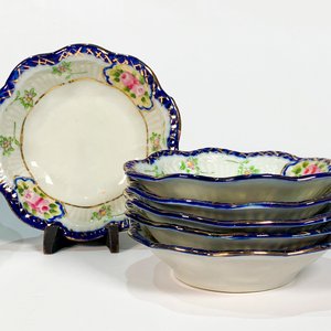 Juego de Porcelana Oriental Blanca y Azul: Ensaladera y Seis Compoteras con Flores - imagen 2